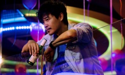 吸允式裸体互伸舌头激情舌吻